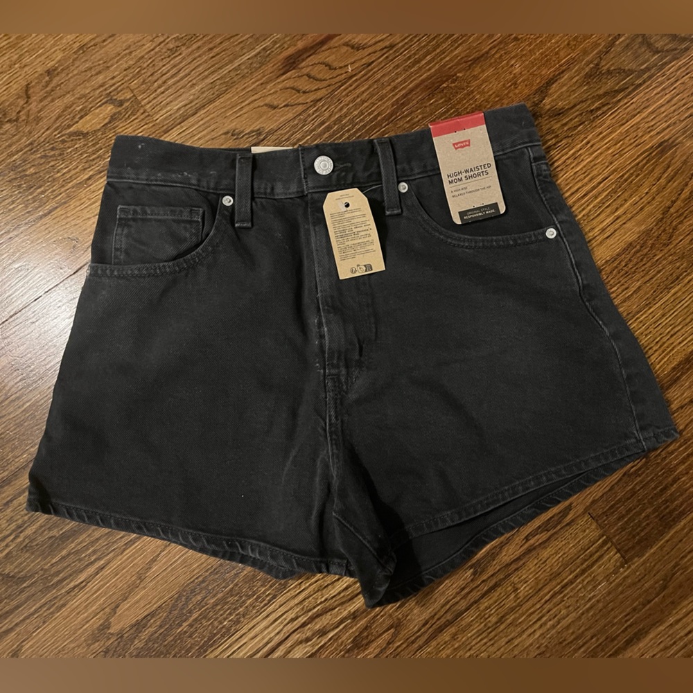Levi’s HIGH-WAISTED MOM SHORTS